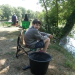 un jeune pêcheur heureux